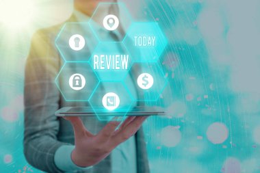 Kelime yazma metni incelemesi. İş konsepti, söz konusu çalışmayı güçlü ve zayıf noktalarına göre değerlendirir.