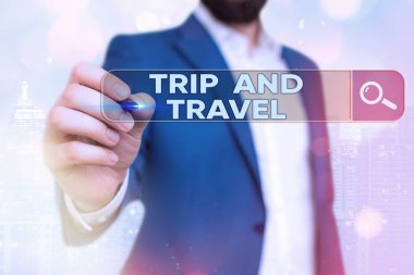 Kelime yazma Trip and Travel. Ünlü şehir simgeleri ve turizm beldeleri için iş konsepti.