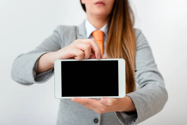 Model dragen Zakelijkheid Corporate Attire Illustreren Verschillende Hoekfoto 's Holding Lege Copy-Ruimte van Notebook Paper Accessoires En Moderne Gadget — Stockfoto