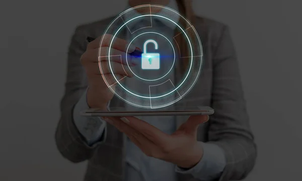 Gráficos de la última tecnología digital de protección de datos candado de seguridad en la pantalla virtual. Empresario con cerradura para asegurar . — Foto de Stock