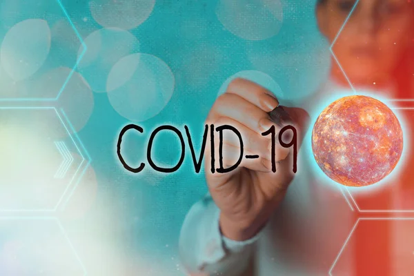 Kézírás szöveg írás Covid19. Fogalom jelentése enyhe vagy súlyos légzőszervi betegség, amelyet egy koronavírus Futurisztikus ikonok naprendszer okoz. A kép elemeit a NASA bocsátotta rendelkezésre. — Stock Fotó