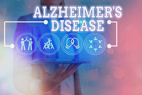 Alzheimer Hastalığı belirtileri var. Hafızayı yavaş yavaş yok eden kavramsal fotoğraf, geri döndürülemez beyin bozukluğu.. — Stok fotoğraf