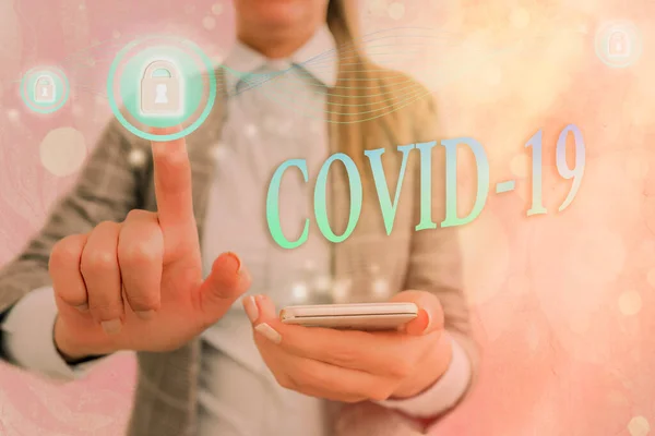 Εννοιολογική γραφή χεριών που δείχνει το Covid19. Επαγγελματικό κείμενο φωτογραφιών ήπια έως σοβαρή ασθένεια του αναπνευστικού που προκαλείται από μια coronavirus Graphics λουκέτο για web σύστημα εφαρμογής ασφάλειας δεδομένων. — Φωτογραφία Αρχείου