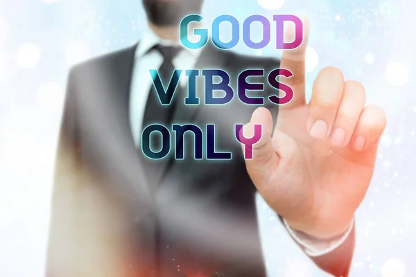 Escribiendo una nota que muestra Good Vibes Only. Foto de negocios mostrando una forma positiva de vida y optimismo con un buen efecto a otros que muestran . —  Fotos de Stock