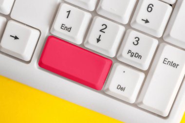 Not ve Klavyeli İş Konsepti. Boş Kopya Boşluğu Beyaz Kopyalama Cpace 'inin üzerinde Renkli Pc Mock Klavyesini Yapıştır. Metin İletisi için Boş Model Boşluğu.