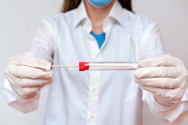 Laboratuvar Deneyi için Tıbbi Cübbe Eldiveni Giyen Adam. Sağlık Durumu Analizi İçin Kan Test Tüpü Tutuluyor