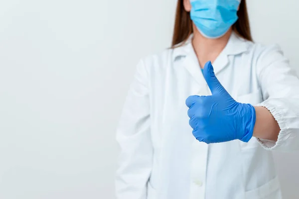 Orvosi kesztyűt viselő személy laboratóriumi kísérletekhez. Holding Test Tube of Blood Egészségügyi állapotelemzés — Stock Fotó