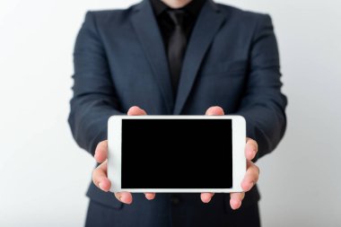 Model Giyinen İşletme Giyimi Değişik Açı Atışlar Tutucu Boş Not Defteri Kağıt Aksesuarları ve Modern Gadget