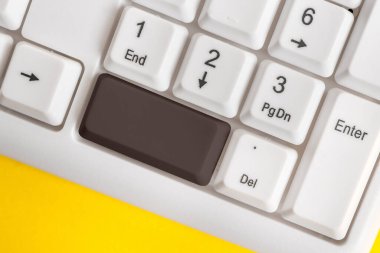 Boş kopya alanı arkaplan kopyalama alanının üzerinde düzenlenmiş olan yeniden renklendirilmiş PC model klavye. Not ve klavyeli iş konsepti. Tanıtım içeriği için boş model alanı