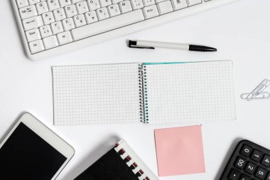 Farklı Renk Etiketi Notları. Kağıt Defteri Aksesuarları ve Okul Malzemeleri Ahşap desenli masa üzerine yerleştirilmiş cep telefonu