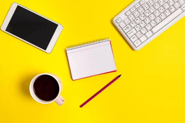 Notas de Memo de adesivo de cores diferentes. Acessórios de caderno de papel e suprimentos escolares com gadgets modernos organizados em diferentes cenários — Fotografia de Stock