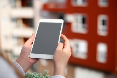 Modern Yaşam Tarzı İçeriği İçin Boş Kopyalama Ekranı ile Eller Dijital Akıllı Telefonu Tutuyor