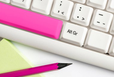 Not ve Klavyeli İş Konsepti. Boş Kopya Boşluğu Beyaz Kopyalama Cpace 'inin üzerinde Renkli Pc Mock Klavyesini Yapıştır. Metin İletisi için Boş Model Boşluğu.