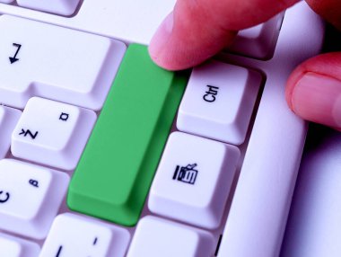 Not ve Klavyeli İş Konsepti. Boş Kopya Boşluğu Beyaz Kopyalama Cpace 'inin üzerinde Renkli Pc Mock Klavyesini Yapıştır. Metin İletisi için Boş Model Boşluğu.