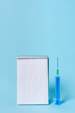 Profesyonel Sağlık Kontrolü için Not Defteri olan Önleyici Tıbbi Ekipman. Sağlık Koruma ve Etkili Dokunulmazlık Konsepti