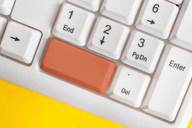 Boş kopya alanı arkaplan kopyalama alanının üzerinde düzenlenmiş olan yeniden renklendirilmiş PC model klavye. Not ve klavyeli iş konsepti. Tanıtım içeriği için boş model alanı