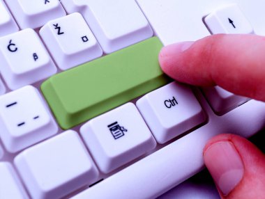 Not ve Klavyeli İş Konsepti. Boş Kopya Boşluğu Beyaz Kopyalama Cpace 'inin üzerinde Renkli Pc Mock Klavyesini Yapıştır. Metin İletisi için Boş Model Boşluğu.