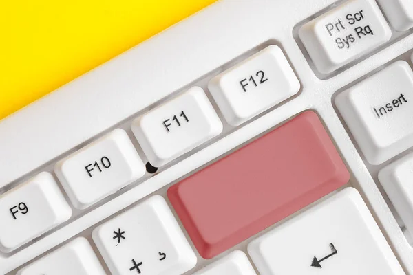 Zakelijk concept met notities en pc-toetsenbord. Kleurrijke Pc Mock Up Keyboard met lege kopieerruimte boven witte kopieerruimte. Blanco Mockup Ruimte voor Tekstuele Boodschap. — Stockfoto