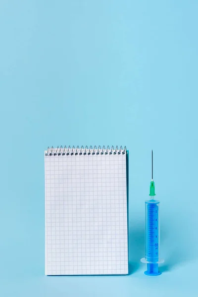 専門的な健康状態のチェックのためのメモ帳付き予防医療ギア。健康保護と効果的な予防接種の概念 — ストック写真