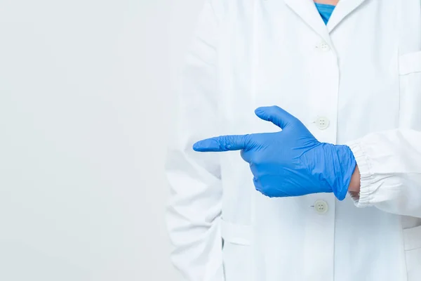 Személy visel orvosi kesztyű sebészeti maszk tartó színes üres matrica papír kiegészítők modern okostelefon — Stock Fotó