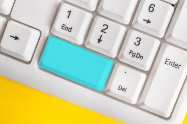 Boş kopya alanı arkaplan kopyalama alanının üzerinde düzenlenmiş olan yeniden renklendirilmiş PC model klavye. Not ve klavyeli iş konsepti. Tanıtım içeriği için boş model alanı