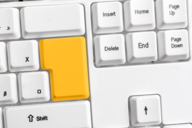 Not ve Klavyeli İş Konsepti. Boş Kopya Boşluğu Beyaz Kopyalama Cpace 'inin üzerinde Renkli Pc Mock Klavyesini Yapıştır. Metin İletisi için Boş Model Boşluğu.