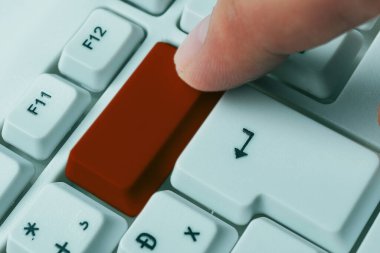 Not ve Klavyeli İş Konsepti. Boş Kopya Boşluğu Beyaz Kopyalama Cpace 'inin üzerinde Renkli Pc Mock Klavyesini Yapıştır. Metin İletisi için Boş Model Boşluğu.