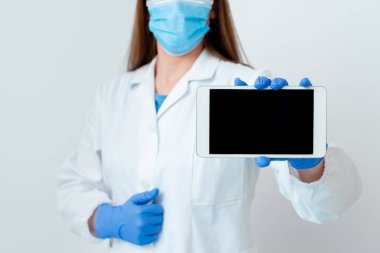 Tıbbi Gecelik Giyen, Ameliyat Eldiveni Giyen, Farklı Açı Atışları Boş Yapıştırma Kağıt Aksesuarlarıyla Çekilen Modern Akıllı Telefon