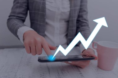 Erkek Akıllı Telefon Yükselen Eğilimler Performans Çubuğu Grafik Geliri Artırıyor. Yükselen Artan Hareket, Yükselen Finansal Hisse Çizelgesi Durum Raporu Gösteriliyor.