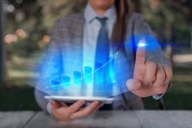 Erkek Akıllı Telefon Yükselen Eğilimler Performans Çubuğu Grafik Geliri Artırıyor. Yükselen Artan Hareket, Yükselen Finansal Hisse Çizelgesi Durum Raporu Gösteriliyor.