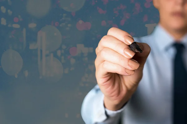 Persona en pluma borrosa que señala, marcando asuntos esenciales en los negocios. Discusión Selección de detalles importantes y pantalla táctil en la aplicación digital . —  Fotos de Stock