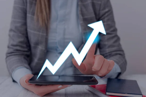 Man Smartphone Illustration Ascending Trends Performance Bar Graph Erhöhung der jährlichen Gewinne. Aufwärtstrend bei der Eskalation des Wachstums: Bericht über den Stand der Finanzaktien. — Stockfoto