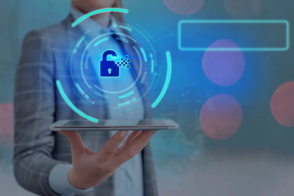 Gráficos de la última tecnología digital de protección de datos candado de seguridad en la pantalla virtual. Empresario con cerradura para asegurar . — Foto de Stock