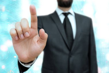 Bulanık Kalemle İşle İlgili Özellikleri Belirten Kişi. Önemli Ayrıntıları Seçme ve Dijital Uygulama Üzerine Dokunma Ekranı Tartışması.