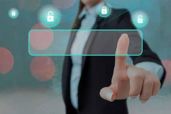 Gráficos de la última tecnología digital de protección de datos candado de seguridad en la pantalla virtual. Empresario con cerradura para asegurar . — Foto de Stock