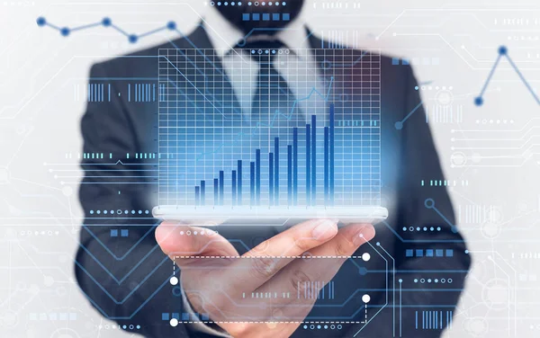 Man Smartphone Illustrera stigande trender Performance Bar Graph Öka årliga vinster. Visar uppåtgående tillväxt Upptrappning rörelse Stigande finansiella stocken lägesrapport. — Stockfoto