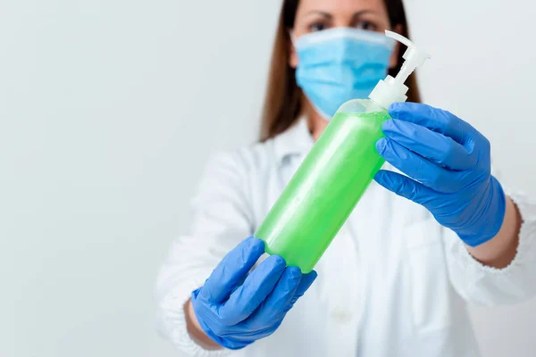 Personne portant des gants de robe médicale pour effectuer des expériences en laboratoire. Tenant le tube à essai de sang pour l'analyse d'état de santé — Photo