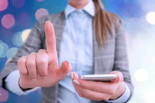 Persona en pluma borrosa que señala, marcando asuntos esenciales en los negocios. Discusión Selección de detalles importantes y pantalla táctil en la aplicación digital . —  Fotos de Stock