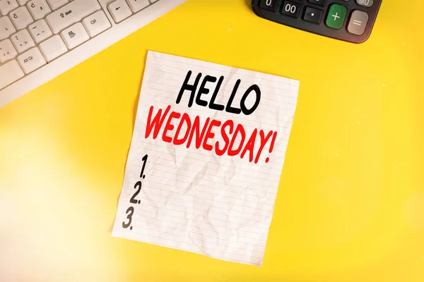 Escritura a mano conceptual mostrando Hello Wednesday. Exhibición de fotos de negocios es un buen día cuando se llega a mediados de la semana Copiar el espacio en el portátil con el teclado de la PC en la mesa . —  Fotos de Stock