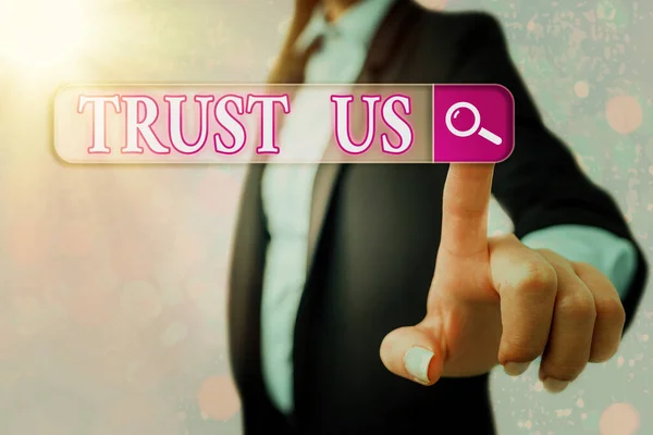 Scrittura concettuale a mano che mostra Trust Us. Foto d'affari in mostra credendo nell'integrità e onestà di una più ampia scala di popolazione . — Foto Stock