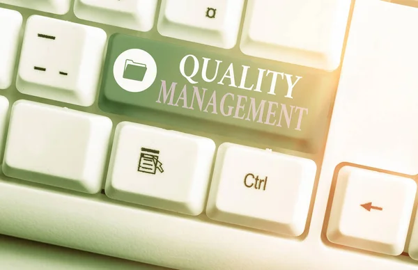 Textový rukopis Řízení kvality. Koncept znamená dohlížet na činnosti, které je třeba vykonat. — Stock fotografie