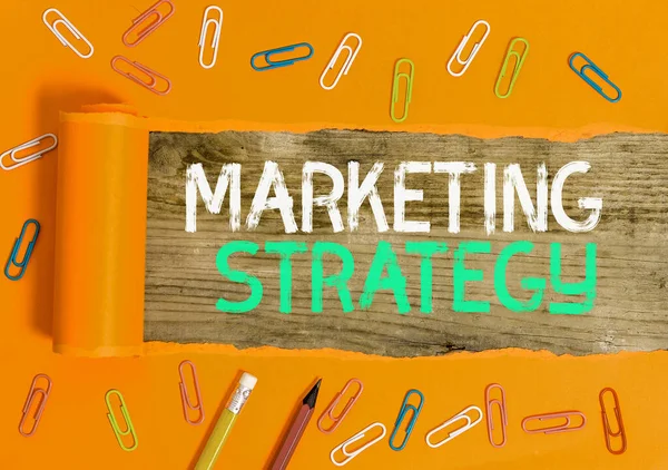 Escritura manual conceptual que muestra la estrategia de marketing. Plan de acción para el texto fotográfico empresarial diseñado para promover y vender productos . — Foto de Stock