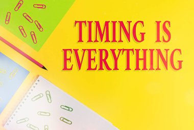 Zamanlamanın her şey olduğunu gösteren mesaj işareti. Kavramsal fotoğraf Bitiş tarihlerini karşılamak için hızlı ve doğru olun İleti kağıdı kağıtları boş kalem ataçları sade renkli arkaplanlar.