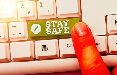 El yazısı. Güvenli Kal. Anlamı tehlike, zarar ya da makaleleri beyaz pc klavye üzerinde boş not kağıdının saklanacağı yer tehdidinden güvende tutmak.