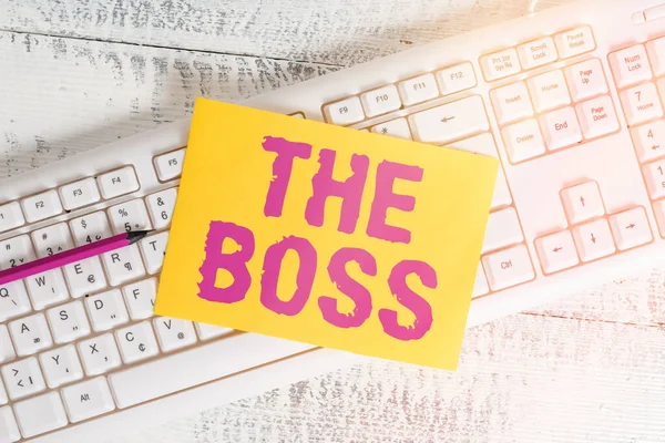 Patronu gösteren bir mesaj. Otoriteye ve organizasyonun başına sahip olan kavramsal fotoğraf beyaz klavye ofisi boş dikdörtgen şekilli kağıt hatırlatıcı ahşap tedarik eder..