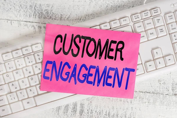 Kelime yazma Müşteri Sözleşmesi. Tüketici ve marka beyaz klavye ofisi arasındaki iletişim konsepti boş dikdörtgen şekilli kağıt hatırlatıcı ahşap sağlıyor.