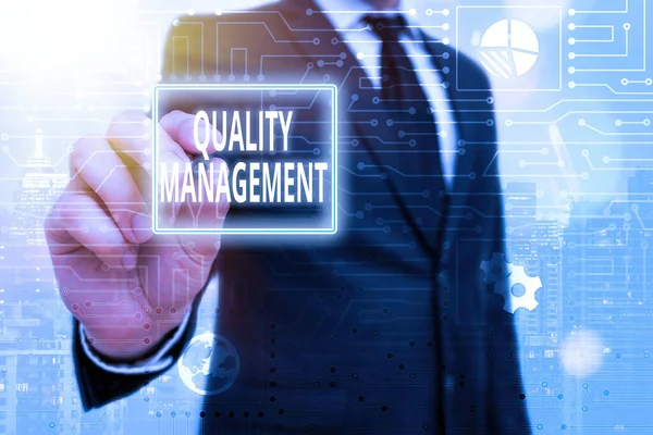 Текст для написания слов Quality Management. Бизнес-концепция действий по надзору за деятельностью, которая должна быть выполнена . — стоковое фото