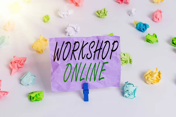 Szövegírás Workshop Online. Üzleti koncepció természetesen elérhető, digitális platform, hogy a tudás Színes gyűrött papírok üres emlékeztető fehér padló háttér ruhaszárító. — Stock Fotó