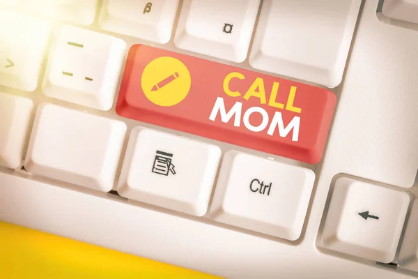 Escritura conceptual que muestra a Call Mom. Texto de la foto de negocios Intento de comunicarse con la madre usando el teléfono inteligente . — Foto de Stock