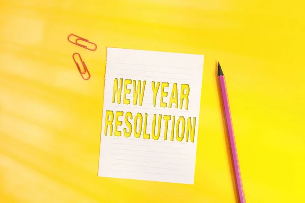 Escritura a mano conceptual que muestra la Resolución de Año Nuevo. Lista de objetivos y cambios con determinación Montón de papeles vacíos con espacio para copiar sobre la mesa . —  Fotos de Stock